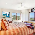 Sunlit Hills Art And Views Holiday home