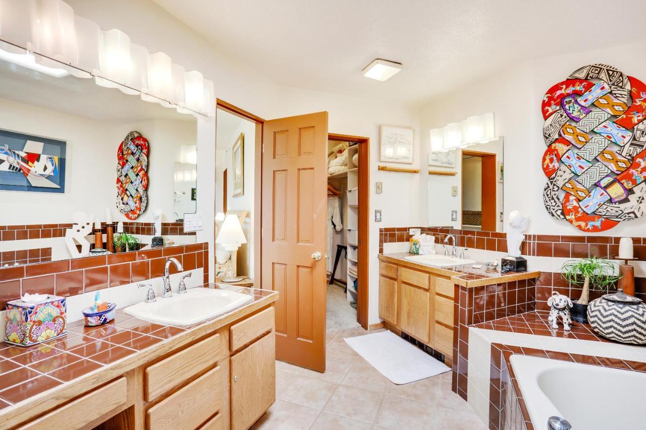 Sunlit Hills Art&views, 3 Bedrooms, Sleeps 6, Hot Tub, Volleyball, Wifi *