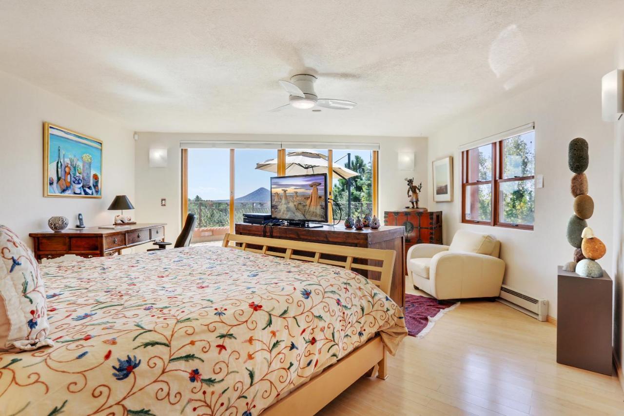 Sunlit Hills Art&views, 3 Bedrooms, Sleeps 6, Hot Tub, Volleyball, Wifi