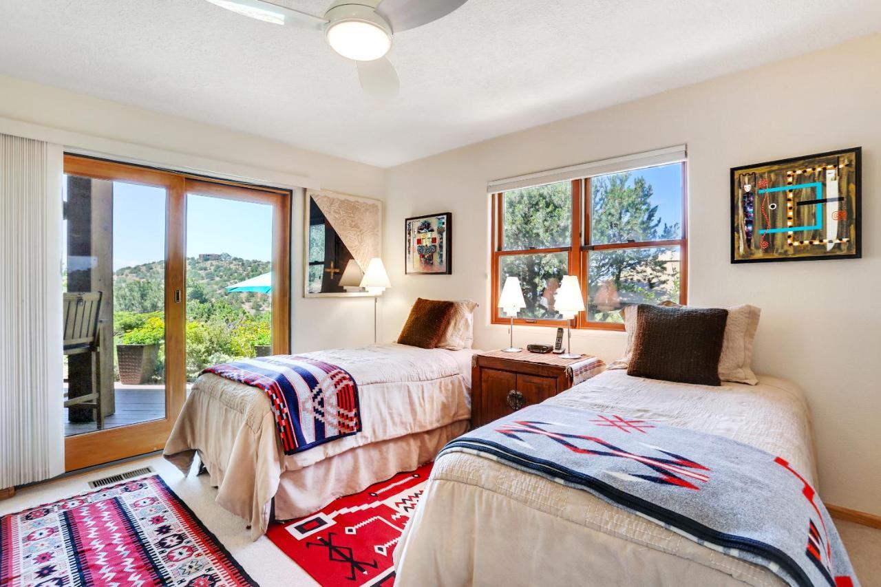 Vakantiehuis Sunlit Hills Art&views, 3 Bedrooms, Sleeps 6, Hot Tub, Volleyball, Wifi *