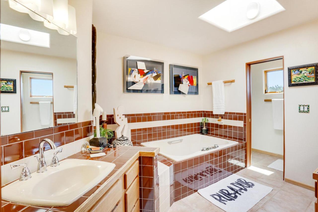 Sunlit Hills Art&views, 3 Bedrooms, Sleeps 6, Hot Tub, Volleyball, Wifi *