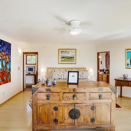 Sunlit Hills Art And Views Holiday home