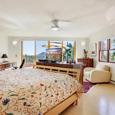 Sunlit Hills Art And Views Holiday home