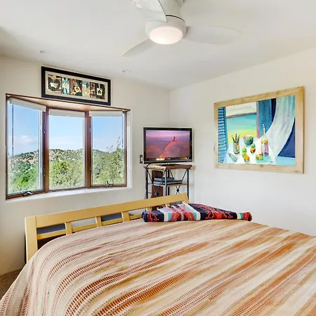 Sunlit Hills Art And Views Holiday home