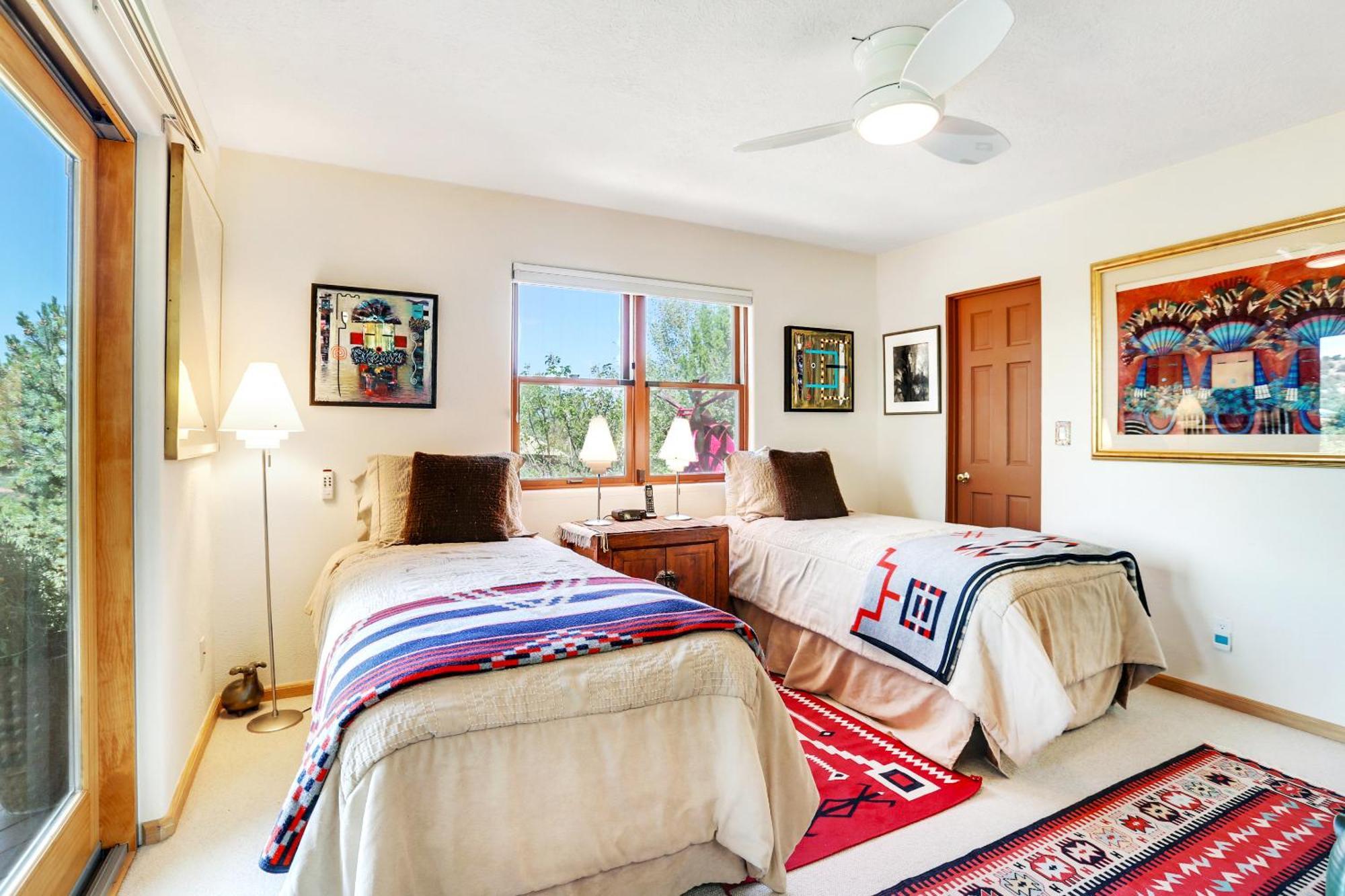 Sunlit Hills Art And Views Hébergement de vacances